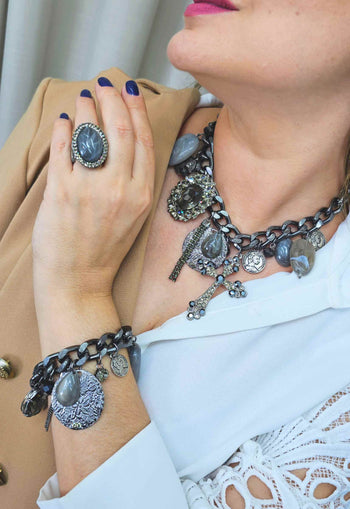 Anel Zoraide oval com pedra cinza e strass black diamond banhado no grafite