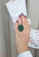 Anel Darla: Elegante Oval com Verde Esmeralda no Ouro Velho | Sahara Acessórios