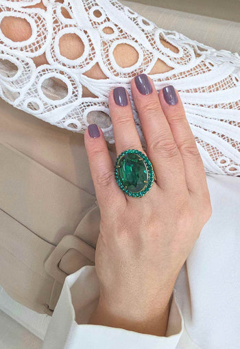 Anel Darla: Elegante Oval com Verde Esmeralda no Ouro Velho | Sahara Acessórios