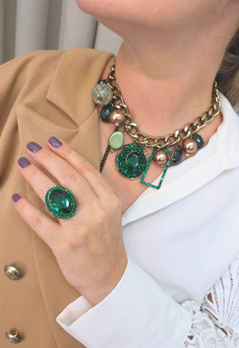Anel Darla: Elegante Oval com Verde Esmeralda no Ouro Velho | Sahara Acessórios