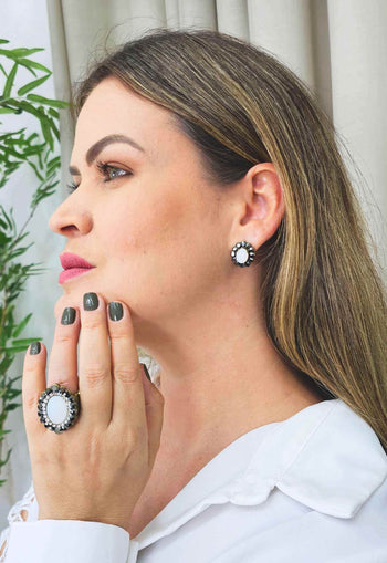 Anel Fascínio oval com pedra branca e hematite banhado no ouro velho