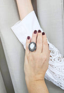 Anel Naomi oval com pedra branca e strass hematite banhado no vintage