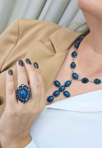 Anel Guardião oval com pedras azuis banhado no prata