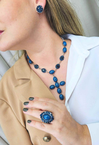 Anel Guardião oval com pedras azuis banhado no prata