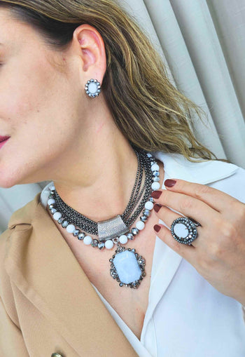 Anel Valquíria oval com pedra leitosa e strass hematite banhado no grafite