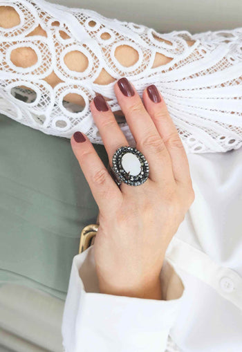 Anel Valquíria oval com pedra leitosa e strass hematite banhado no grafite
