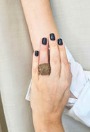 Anel Estela retangular com pedras smoked banhado no vintage