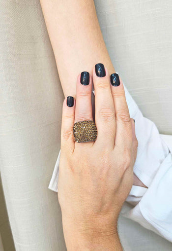 Anel Estela retangular com pedras smoked banhado no vintage