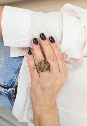 Anel Estela retangular com pedras smoked banhado no vintage