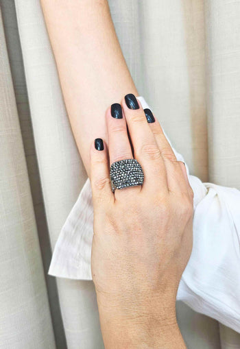 Anel Estela retangular com pedras hematite banhado no grafite