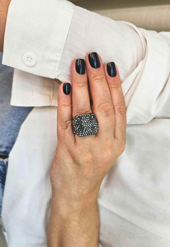 Anel Estela retangular com pedras hematite banhado no grafite