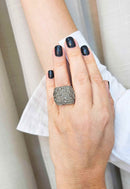 Anel Estela retangular com pedras black diamond banhado no prata