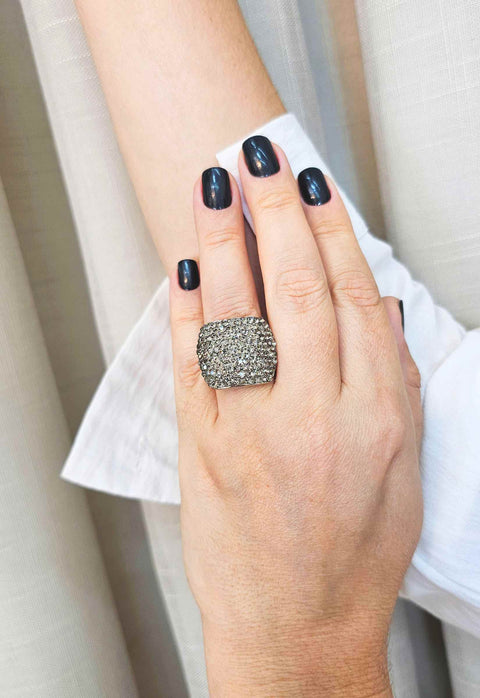 Anel Estela retangular com pedras black diamond banhado no prata