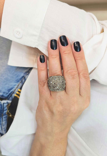Anel Estela retangular com pedras black diamond banhado no prata