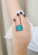 Anel Estela retangular com pedras blue zircon banhado no vintage