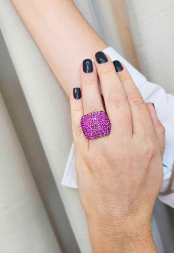 Anel Estela retangular com pedras fucsia banhado no vintage