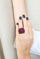 Anel Estela retangular com pedras vermelhas banhado no vintage