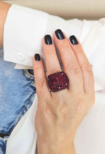 Anel Estela retangular com pedras vermelhas banhado no vintage