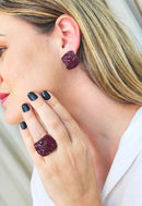 Anel Estela retangular com pedras vermelhas banhado no vintage