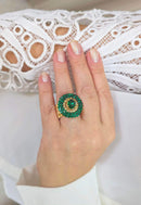 Anel Rubra: Redondo com Pedras Verde Esmeralda e Strass no Dourado | Design By Sahara
