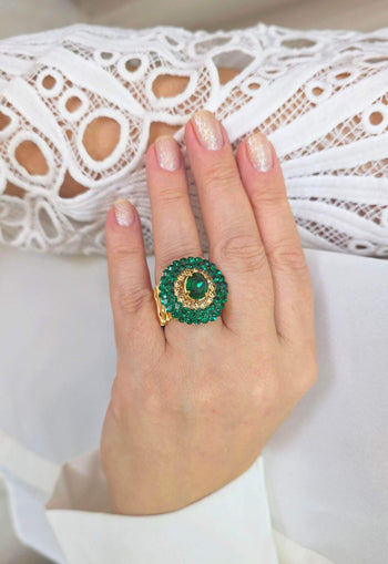 Anel Rubra: Redondo com Pedras Verde Esmeralda e Strass no Dourado | Design By Sahara