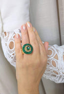 Anel Rubra: Redondo com Pedras Verde Esmeralda e Strass no Dourado | Design By Sahara