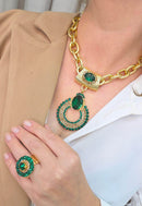 Anel Rubra: Redondo com Pedras Verde Esmeralda e Strass no Dourado | Design By Sahara