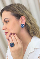 Anel Agostina redondo com pedras azuis banhado no ouro velho