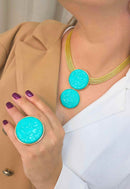 Maxi Anel Marlene: Metal Redondo Esmaltado Azul Turquesa no Dourado | By Sahara Acessórios