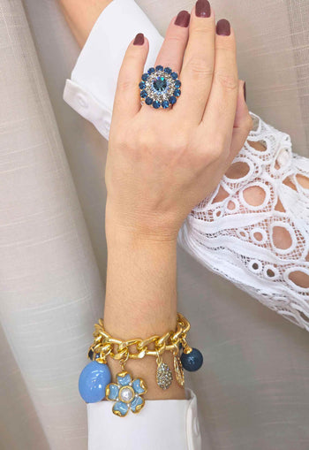 Anel Tainara: Redondo Elegante com Strass Azuis e Cinzas no Dourado | Look de Noite Inesquecível
