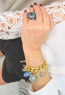 Anel Tainara: Redondo Elegante com Strass Azuis e Cinzas no Dourado | Look de Noite Inesquecível