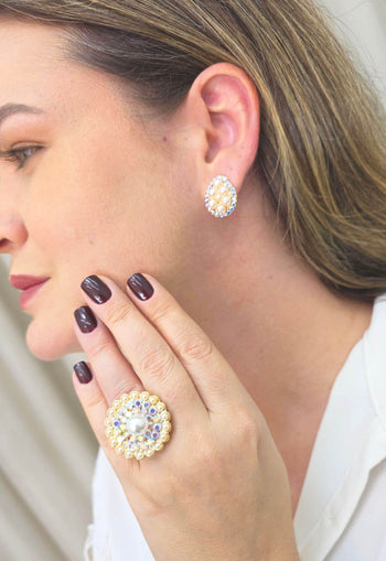 Anel Nilcéia redondo com perolas e strass boreal banhado no dourado
