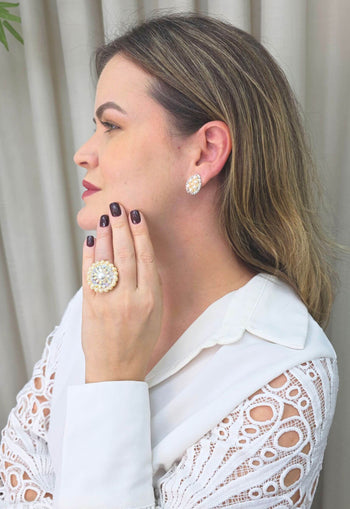 Anel Nilcéia redondo com perolas e strass boreal banhado no dourado