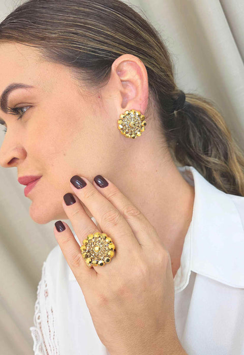 Anel Nilcéia: Redondo Elegante com Pedras no Dourado | Acessório de Luxo
