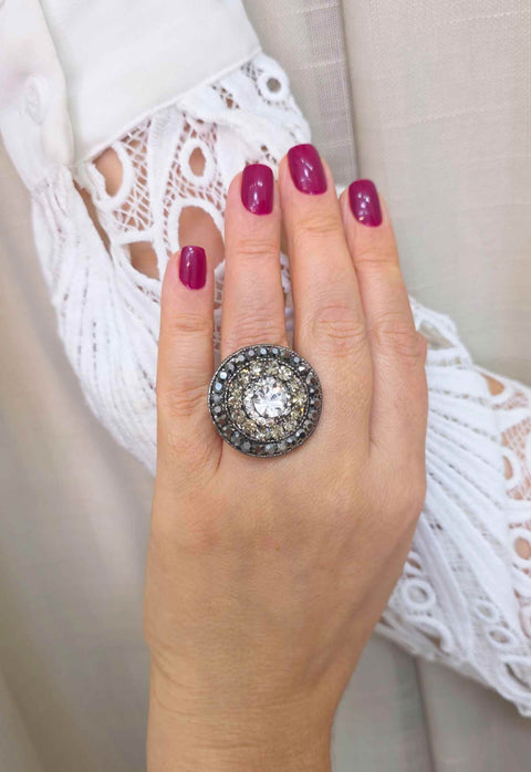 Anel Kendra redondo com pedras cristal e hematite banhado no grafite