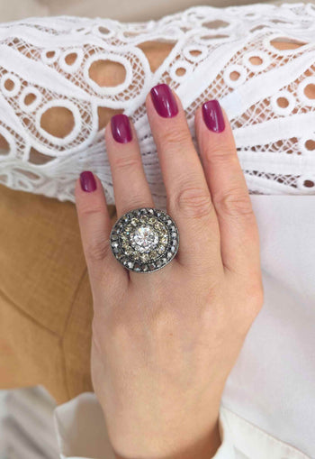 Anel Kendra redondo com pedras cristal e hematite banhado no grafite