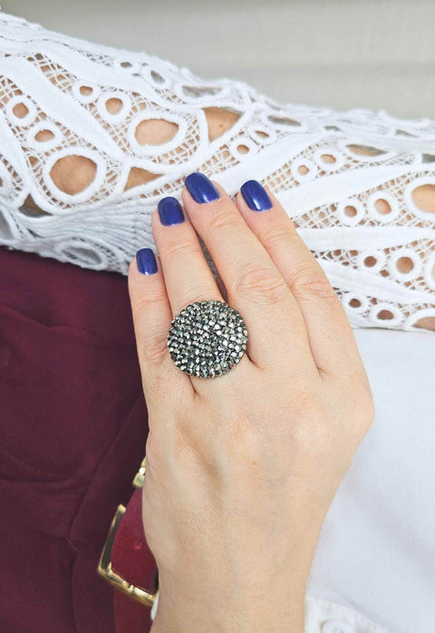 Anel Suelen redondo de strass hematite banhado no grafite