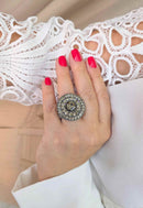 Anel Tibre: Redondo Elegante com Pedras Black Diamond no Grafite | Destaque no seu Look