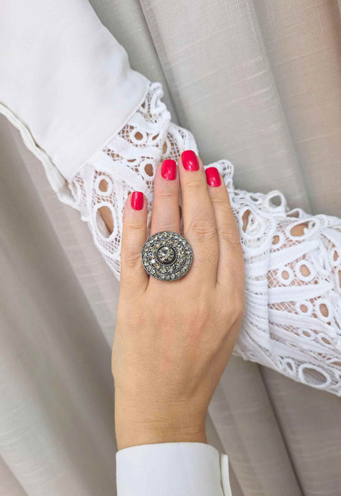 Anel Tibre: Redondo Elegante com Pedras Black Diamond no Grafite | Destaque no seu Look