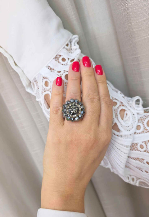 Anel Antares: Redondo Clássico com Pedras Hematite e Black Diamond no Grafite | Destaque no seu Look