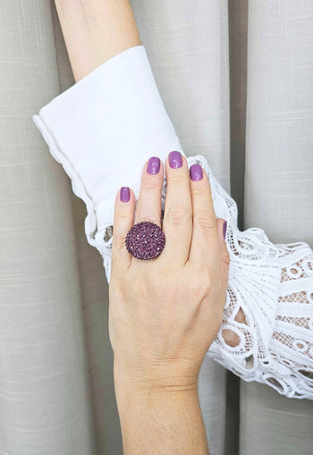Anel Natalie redondo de pedras ametistas banhado no vintage