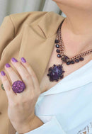 Anel Natalie redondo de pedras ametistas banhado no vintage