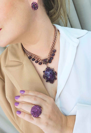 Anel Natalie redondo de pedras ametistas banhado no vintage