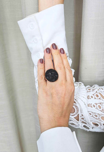 Anel Georgina redondo de pedras pretas banhado no vintage