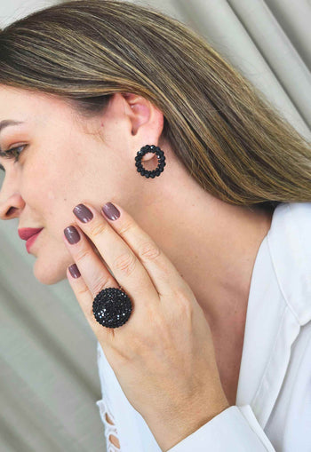 Anel Georgina redondo de pedras pretas banhado no vintage