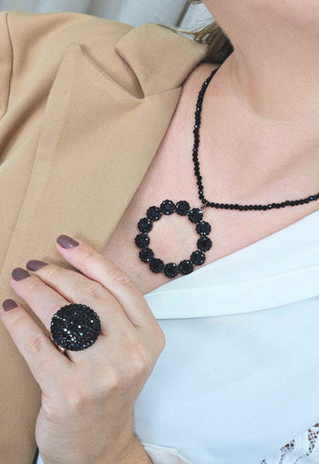 Anel Georgina redondo de pedras pretas banhado no vintage