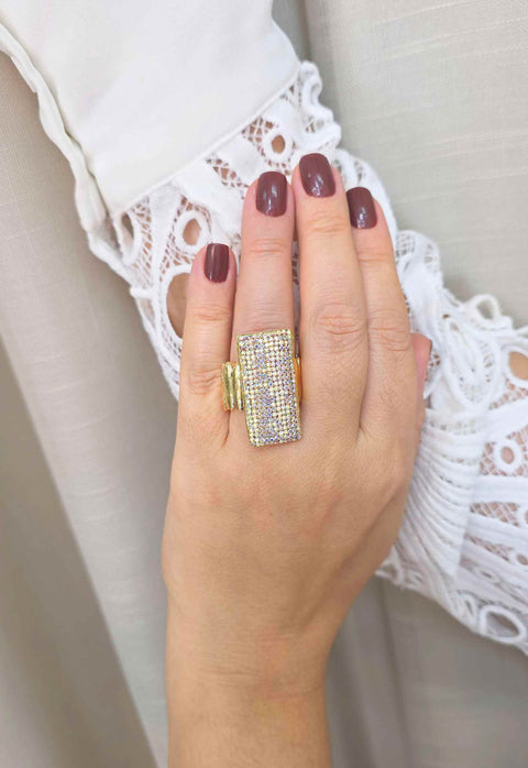 Anel Rebeca: Retangular Elegante com Pedras Boreal no Dourado | Charme e Elegância