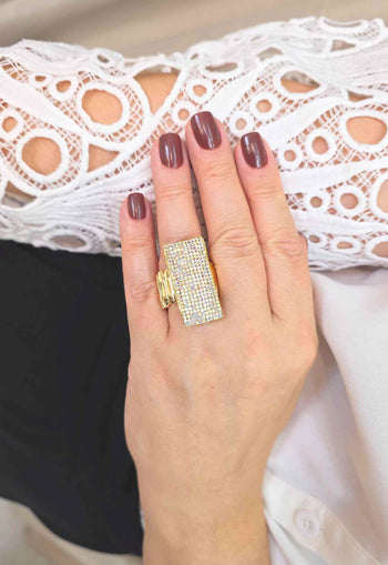 Anel Rebeca: Retangular Elegante com Pedras Boreal no Dourado | Charme e Elegância