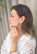 Anel Rebeca: Retangular Elegante com Pedras Boreal no Dourado | Charme e Elegância