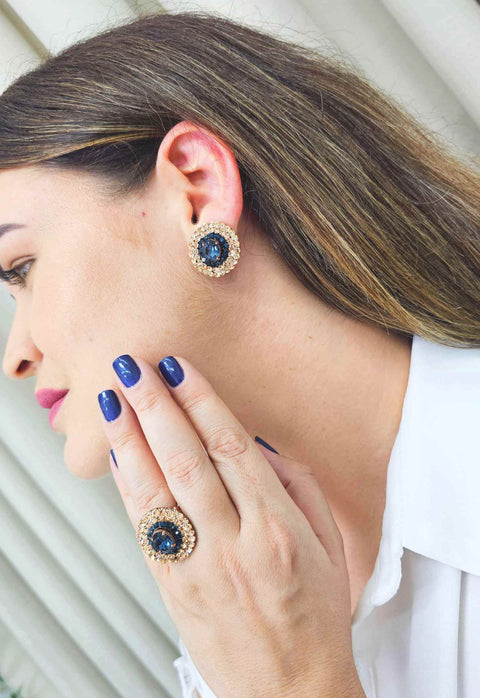 Anel Barcelona redondo com pedras azuis e pêssego banhado no vintage